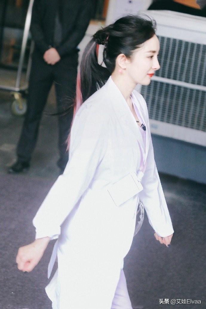 杨幂新造型美过“白衣天使”，穿白大褂录综艺