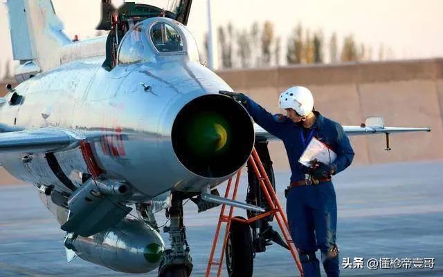 各军种花式哭穷：空军开歼7、陆军用T34、武警抽出一把锹
