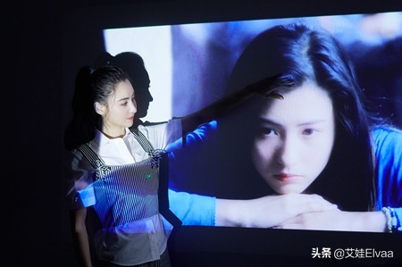 张柏芝生完娃后罕见高调，穿露脐装配肉色丝袜，戴大金链彻底放开