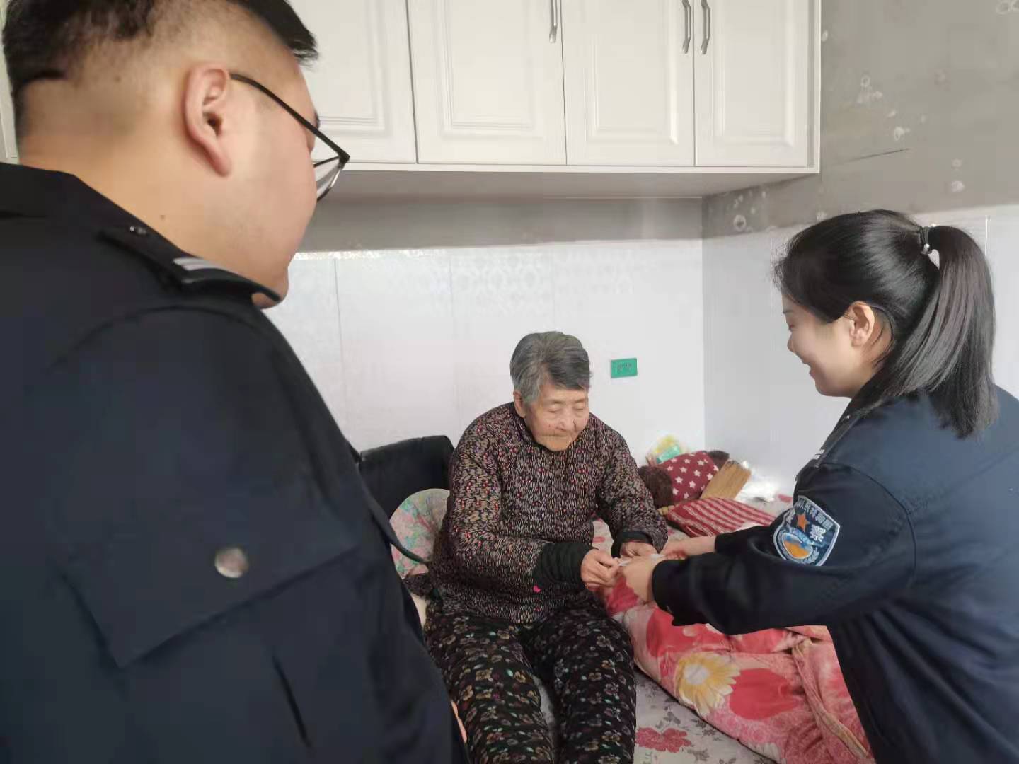 韩城公安龙亭派出所：上门办证解民忧 现场“梳妆”暖民心