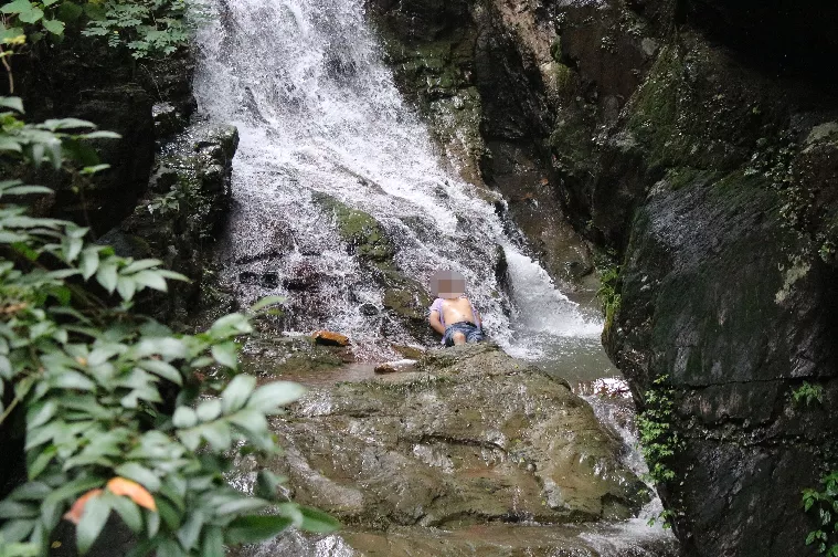 现场 | 灵川神岭瀑布风景区游客坠崖动弹不得，