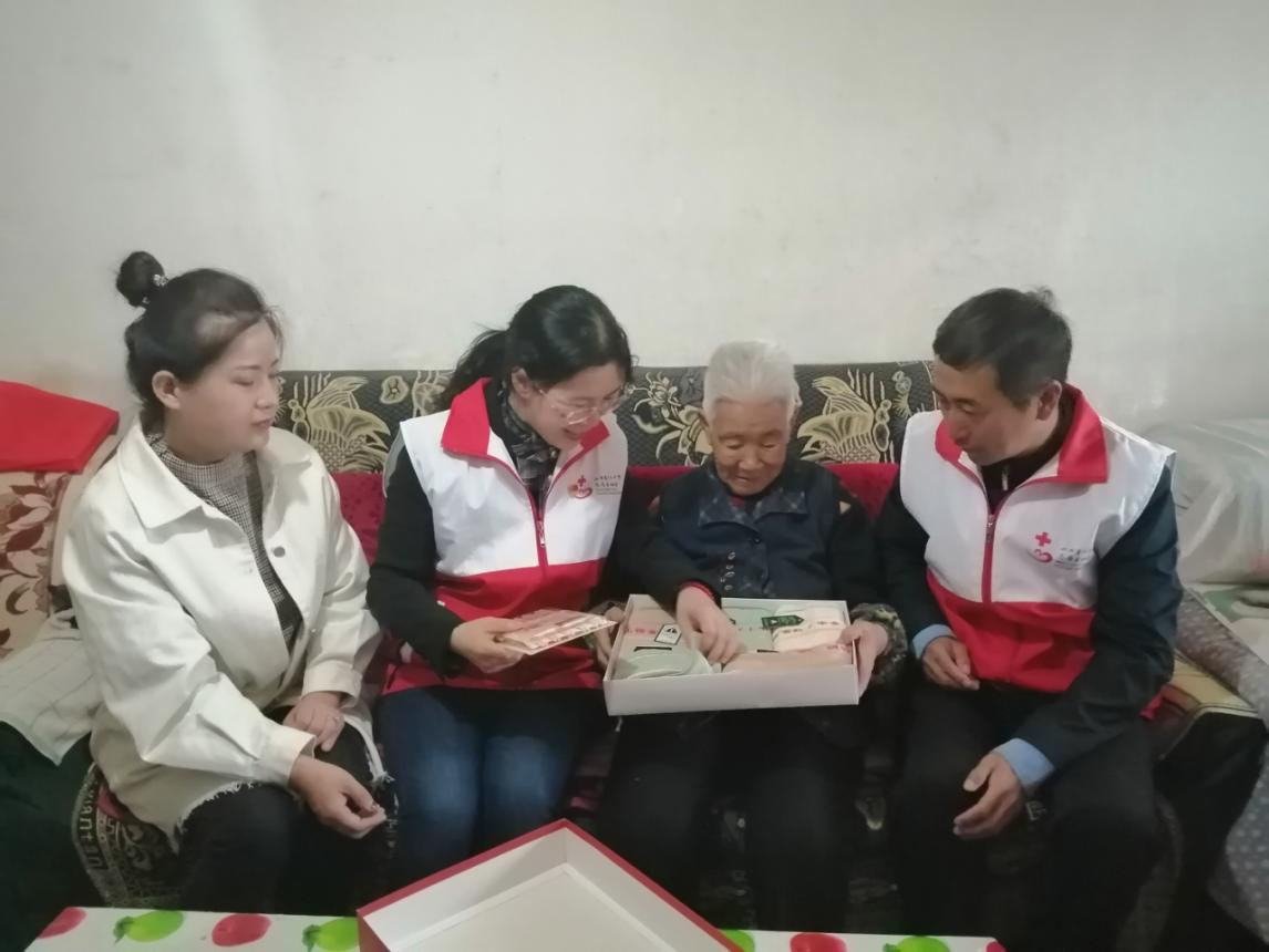 太原：志愿者联合社区慰问独居老人