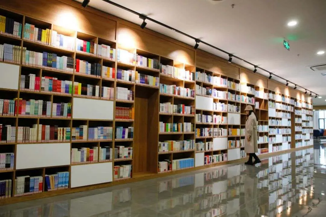 位于城市核心区南部,朱雀湖北侧的可克达拉规划展示馆,建筑面积5000