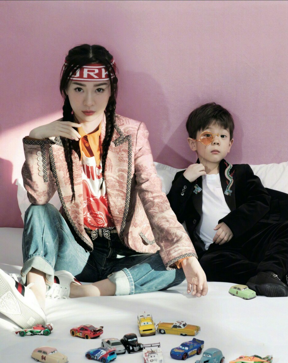 霍思燕晒儿子吃雪糕，嗯哼近期瘦出瓜子脸，网友直呼越来越像杜江