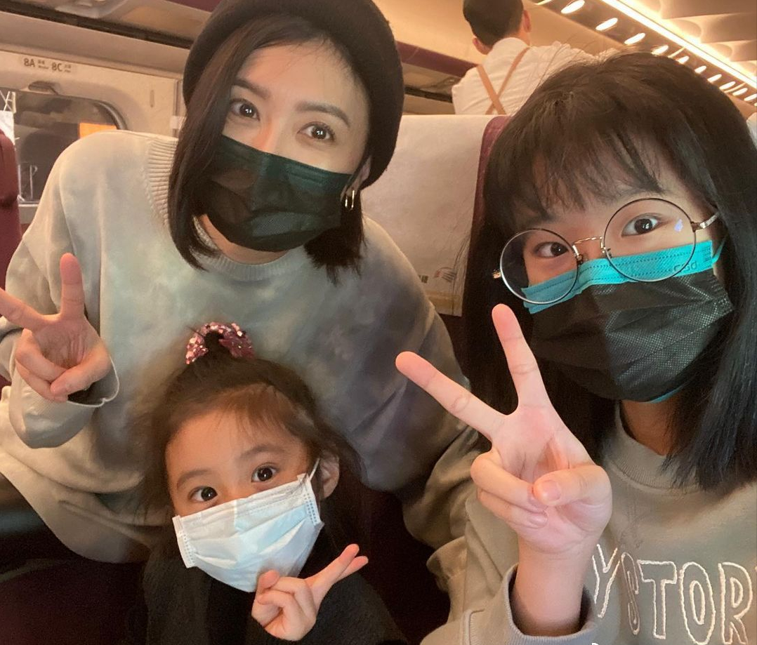 贾静雯一家五口出游，放肆晒梧桐妹正脸，身高超过妈模样却太像爸