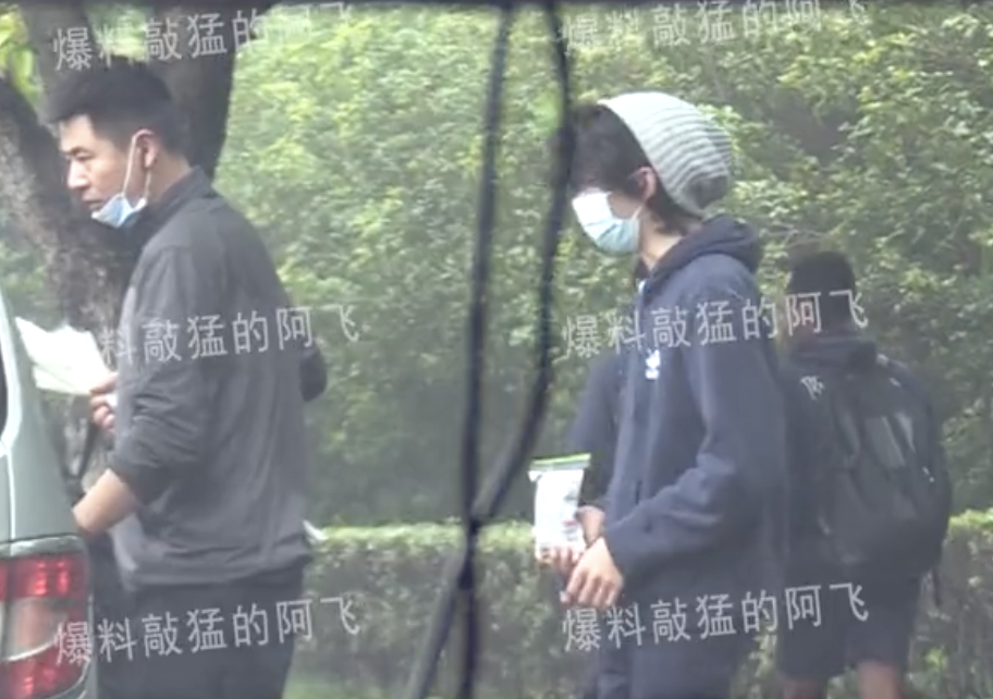 張柏芝兩個兒子轉學到上海，由保鏢接送放學，兄弟倆高冷帥氣