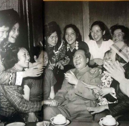 1957年，那个给毛主席点烟的女青年，后来怎么样了
