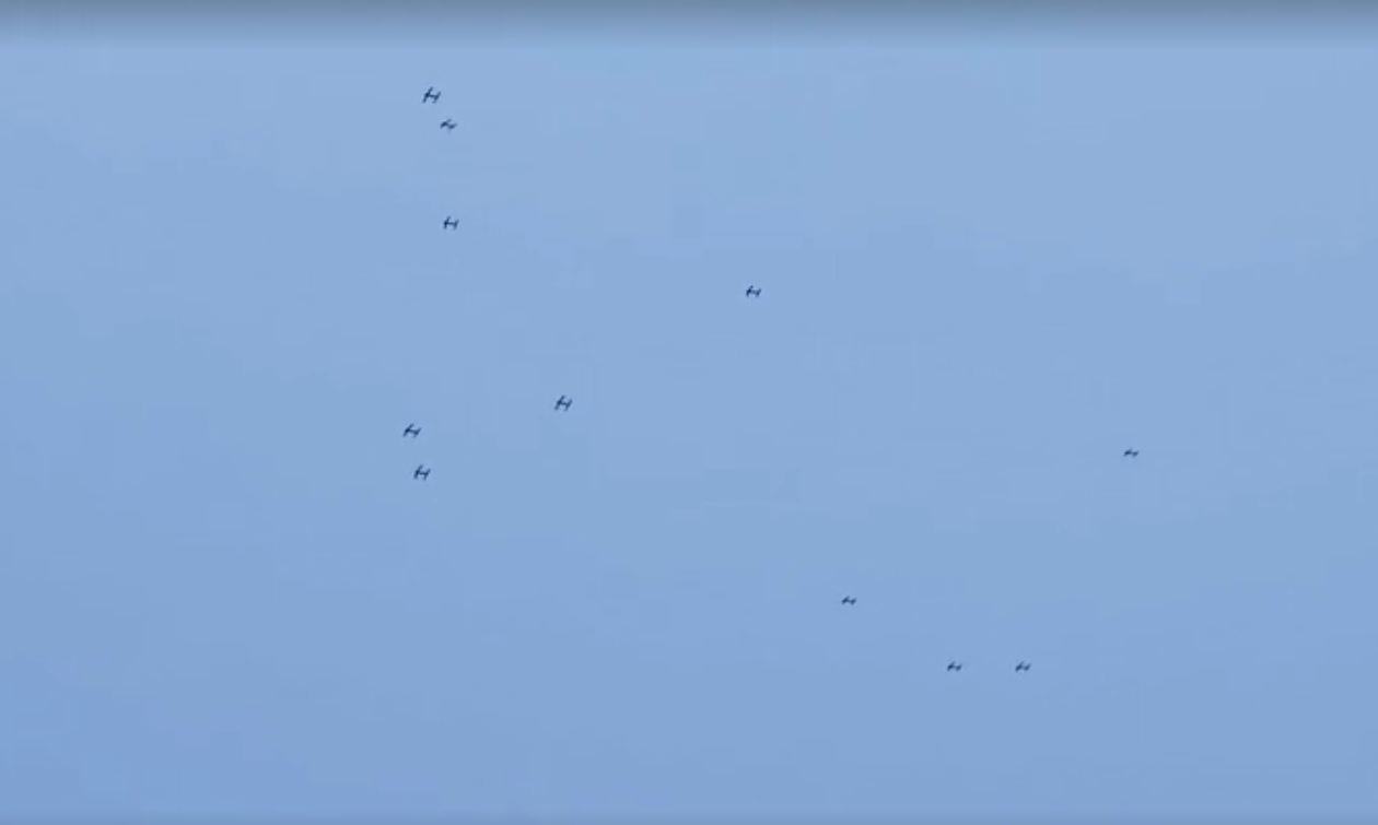 国产蜂群系统再次亮相，一次发射200架！美国人：令人毛骨悚然