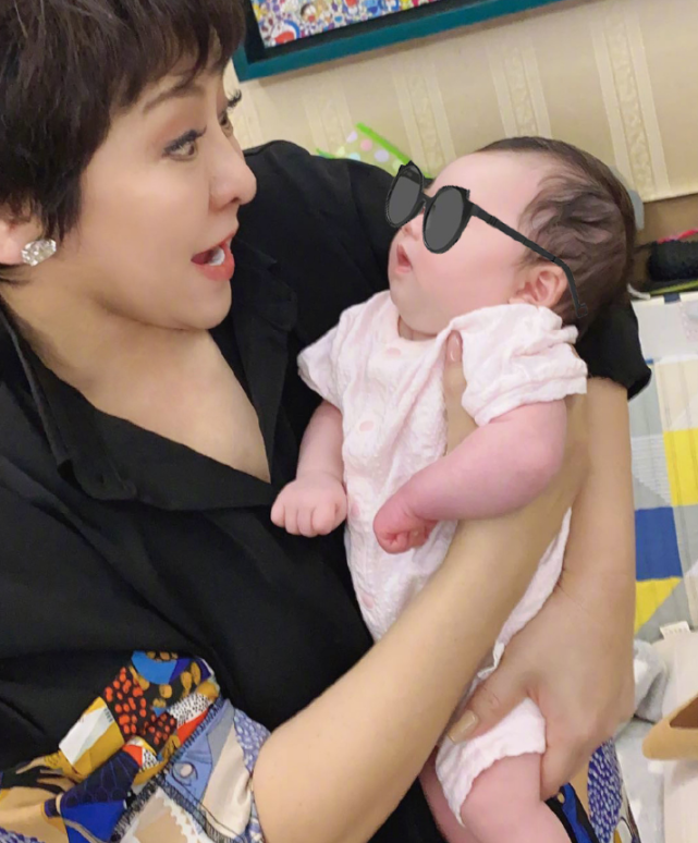 向佐父亲节晒家庭合照，与郭碧婷和女儿依偎，小奶皇正脸像妈妈