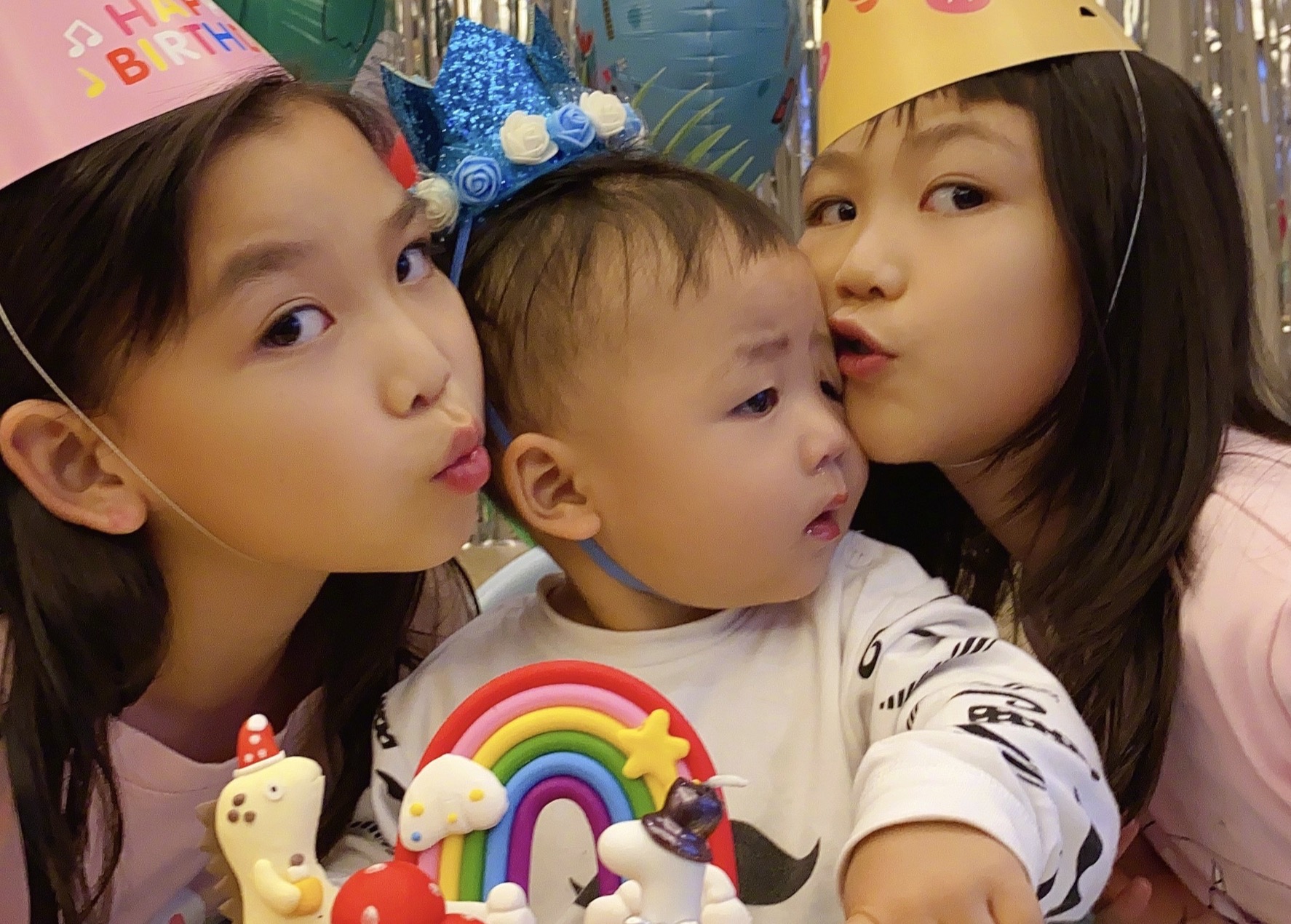 魚蛋1歲生日，蔡少芬哭得鼻子通紅，兒子被親成表情包萌態十足