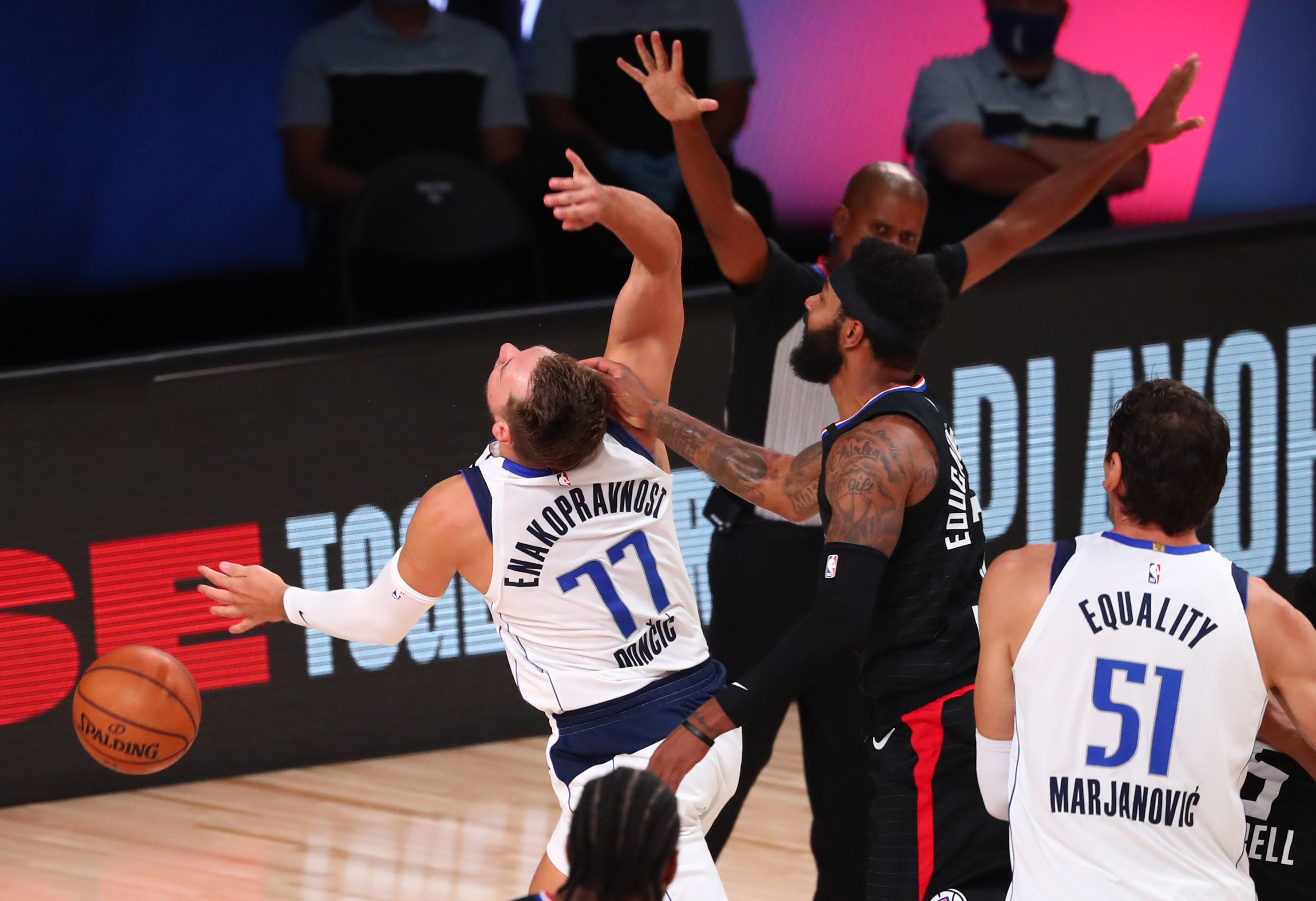 實錘太髒！官方解釋小莫惡犯東契奇被驅逐：犯規動作不必要且過度