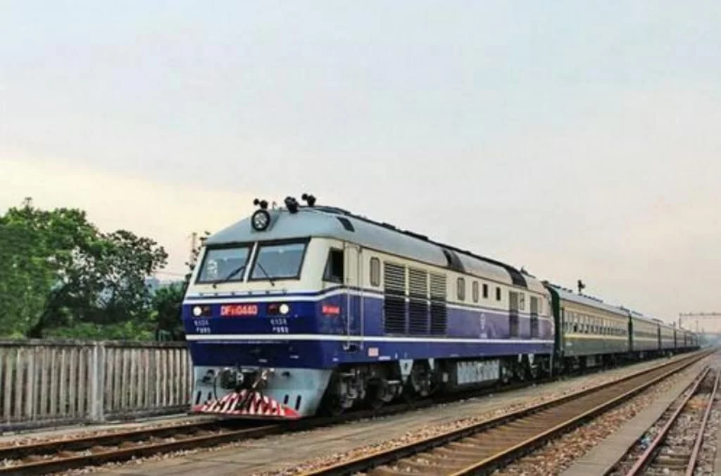 为啥火车一到青藏高原就换美国车头？专家：这