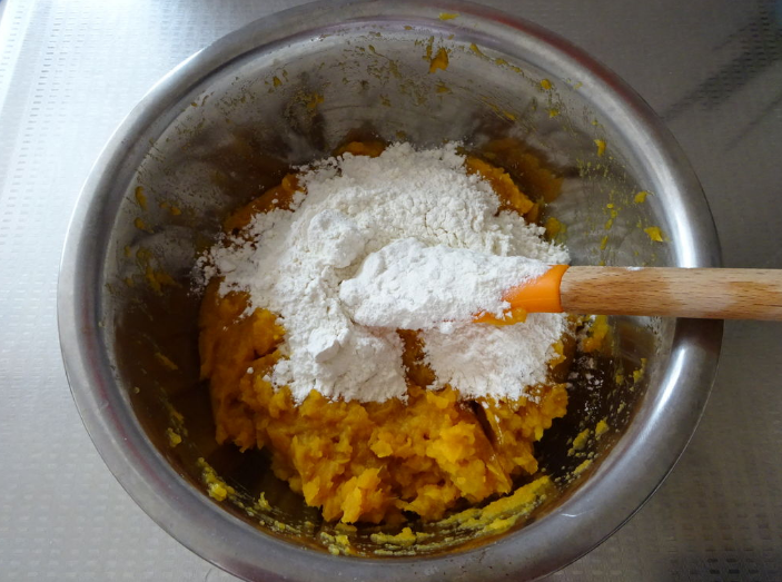 炸红薯丸子，用淀粉还是面粉？都不对，厨师长教你做法，外酥里嫩