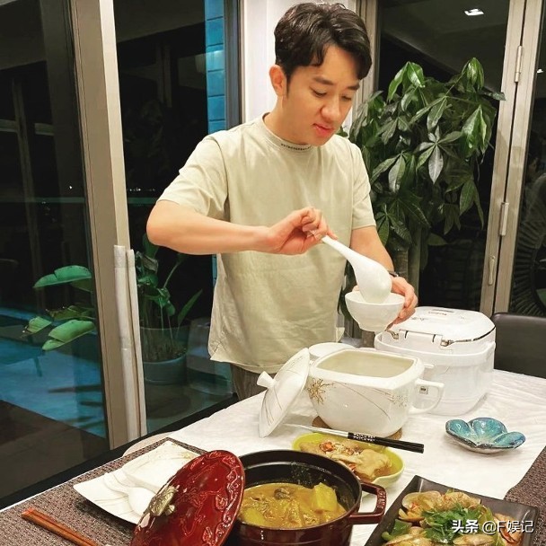 李亚男在家宴请圈中的好友 老公王祖蓝亲自下厨招呼宾客