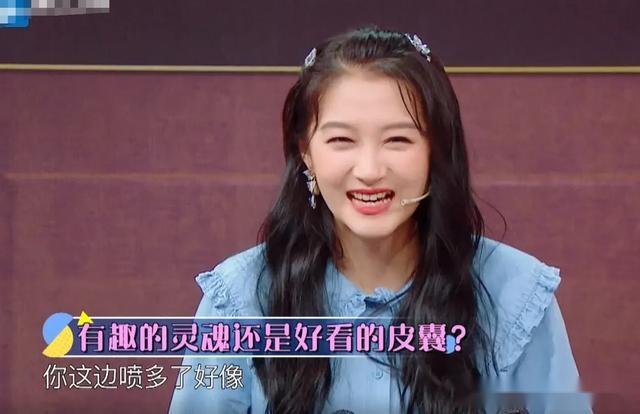 吴磊质疑被喷水量多，谁注意被喷时关晓彤举动