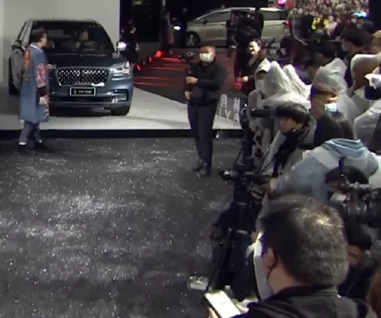 谢霆锋穿棉袄、杨颖杨紫冷得发抖、朱珠挺孕肚