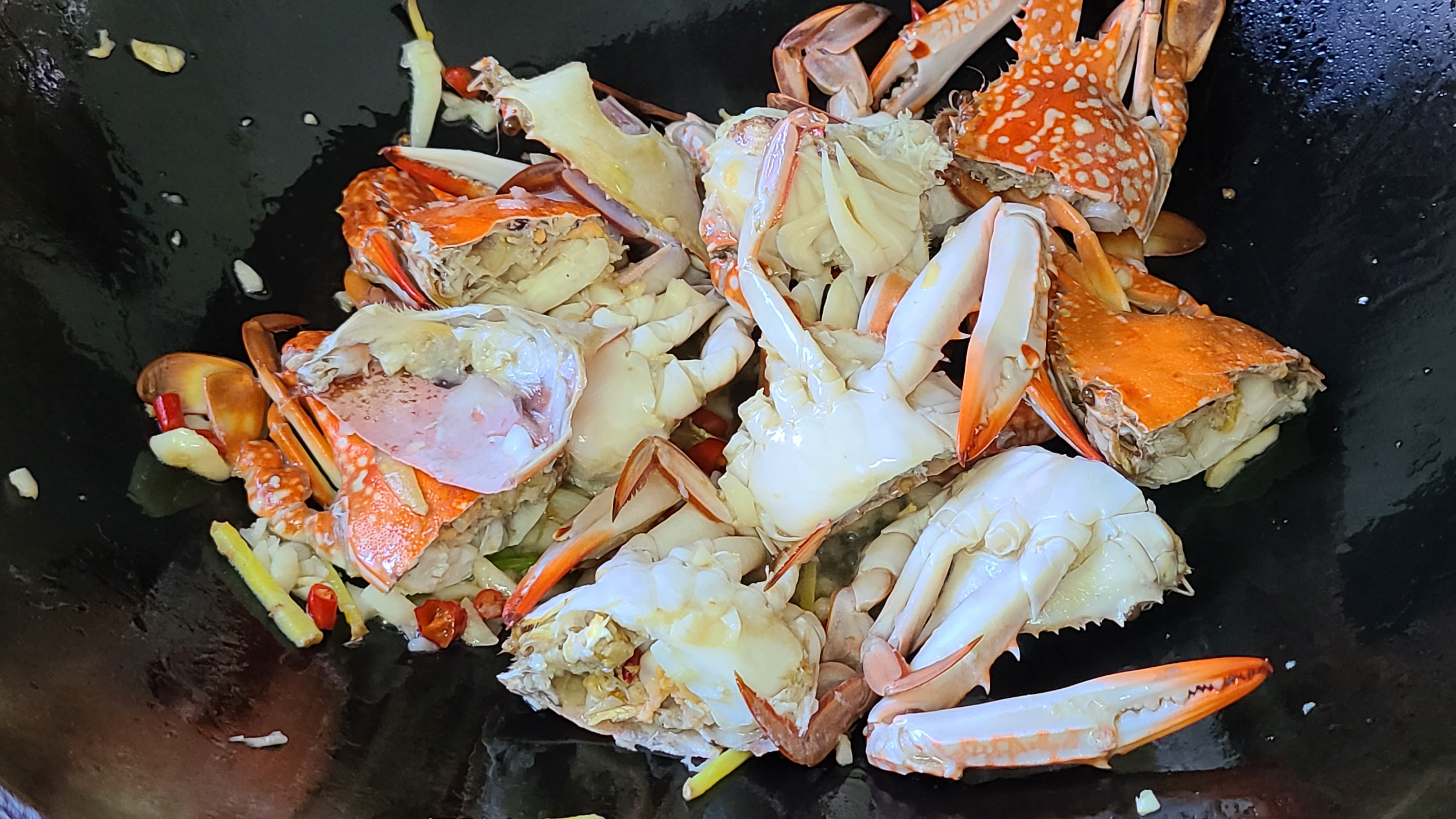 蒜蓉螃蟹的家常做法，很好吃的一道美食，简单美味，想吃就做