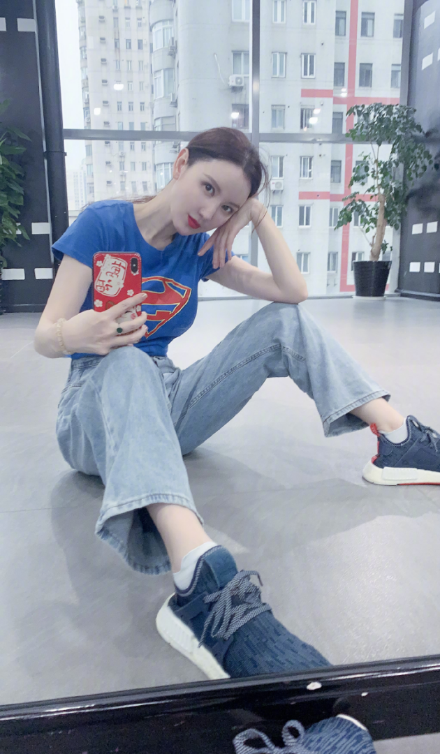 张萌真是会保养的姐姐，衣服勒的这么紧，却仍