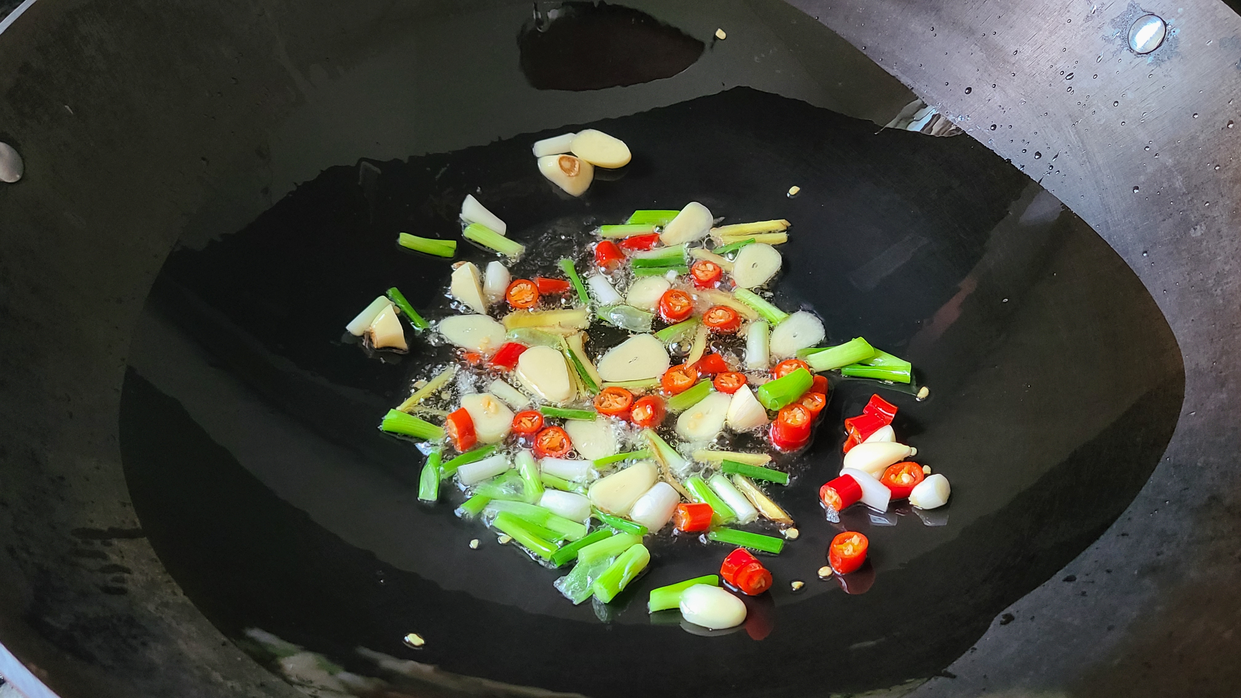 爆炒鱿鱼的做法，香辣下饭又好吃，这一道美味家常菜，味道很棒