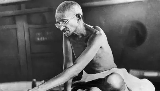 圣雄甘地火化现场：十多名女子跳入火海殉葬，