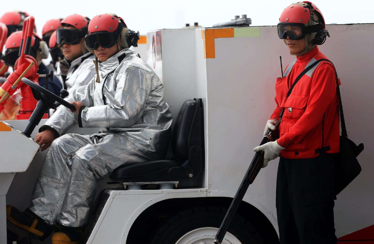 中国航母甲板上唯一拿枪的人：这个红马甲不一
