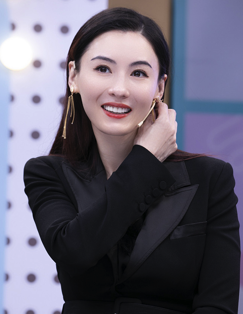 41岁张柏芝穿西装太美！皮肤饱满气色好，红发女团造型吸睛