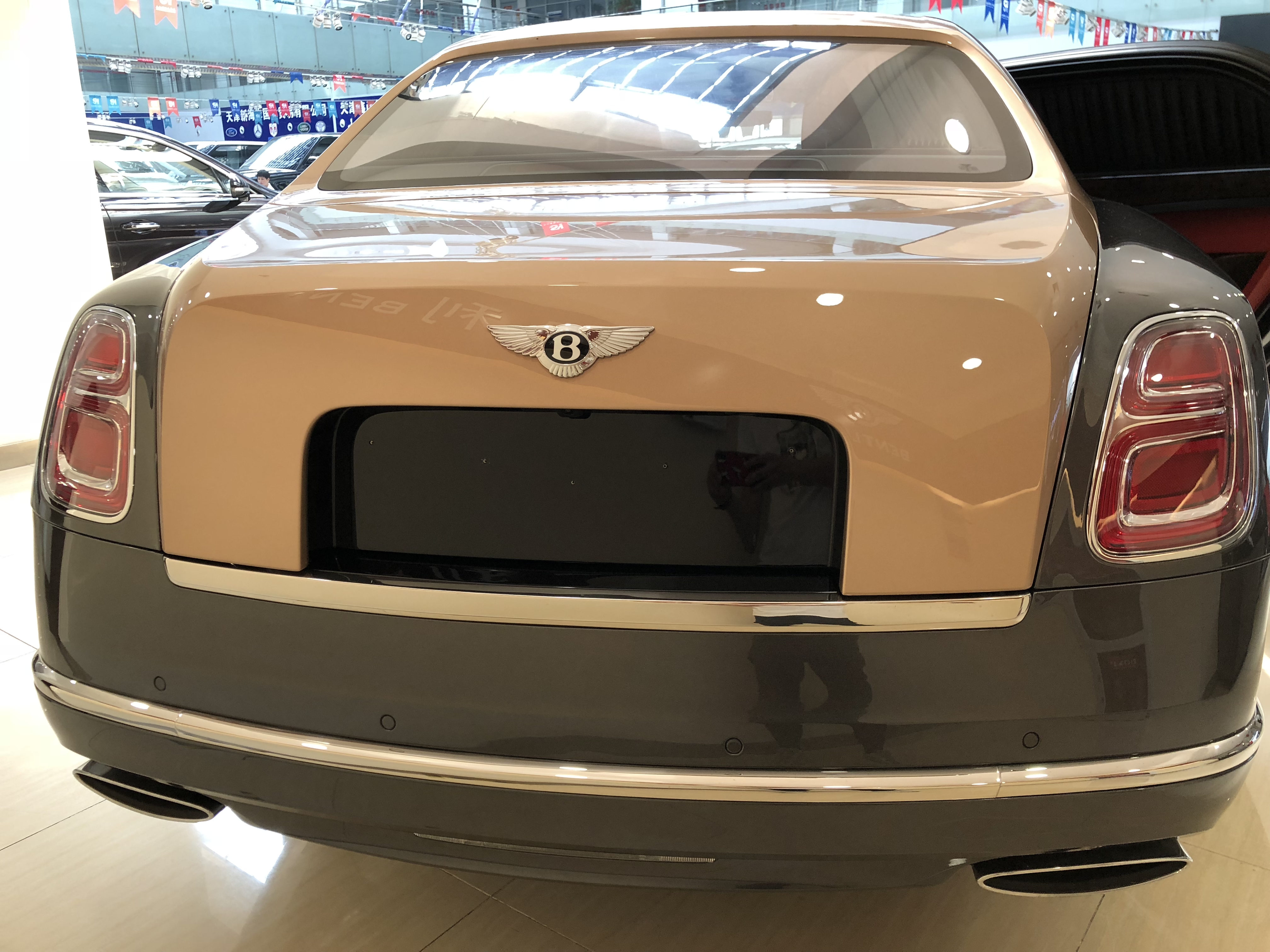 宾利最新力作慕尚以法国勒芒赛道的传奇性弯道(mulsanne)命名.