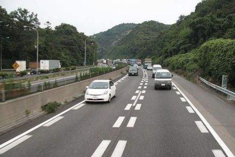 看看日本的高速公路：跟我国比已经是落后了，主要是细节上做得好