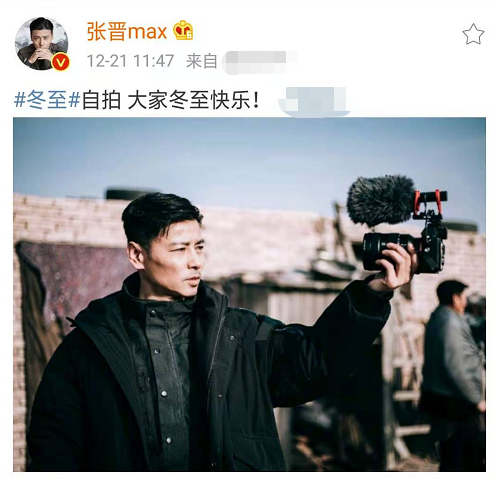 蔡少芬带娃出游，与两女儿开心喂斑马，乐儿长成mini版张晋