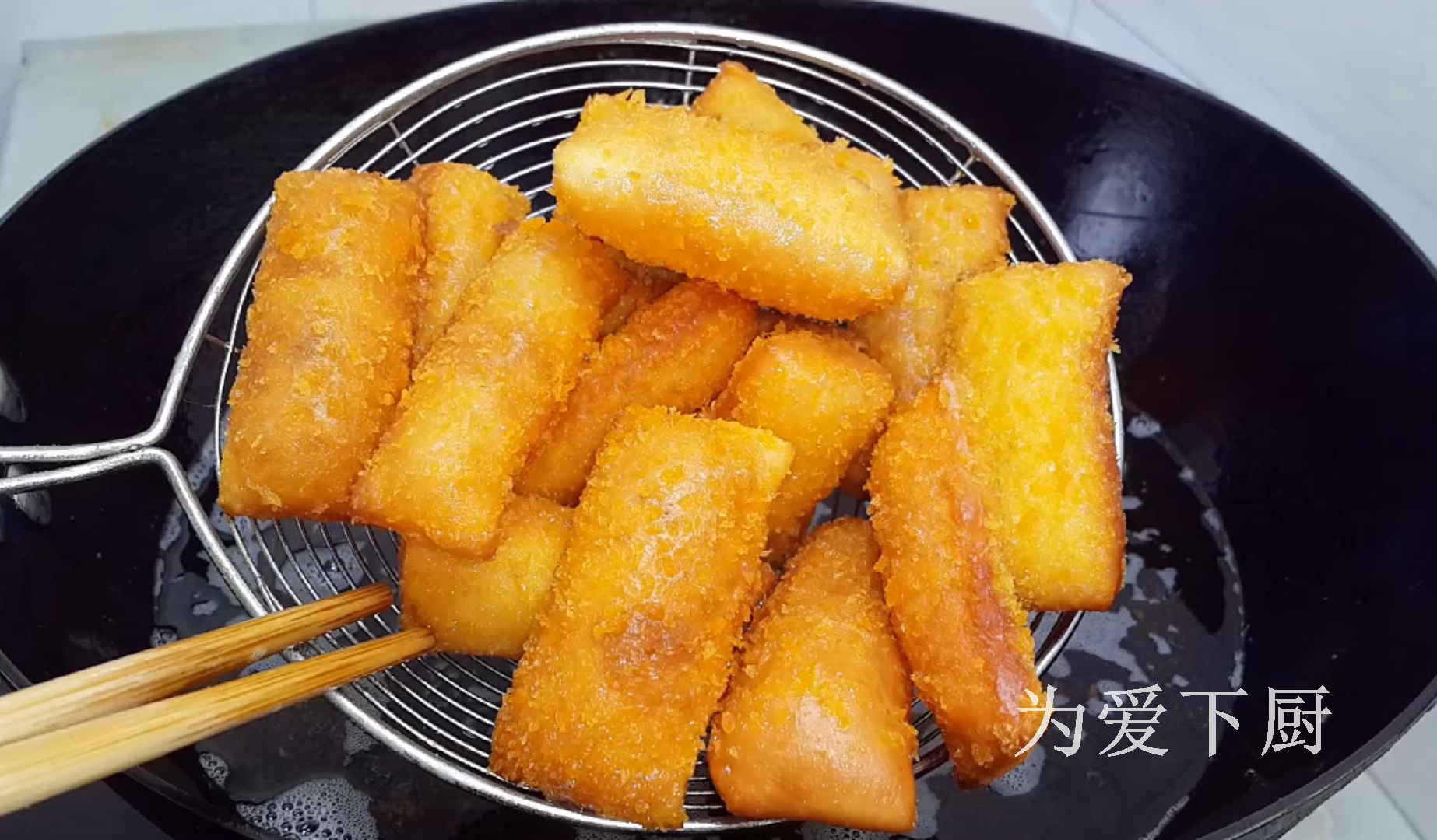 零食这样做才简单，加2个鸡蛋，外焦里软又香甜，比面包油条好吃