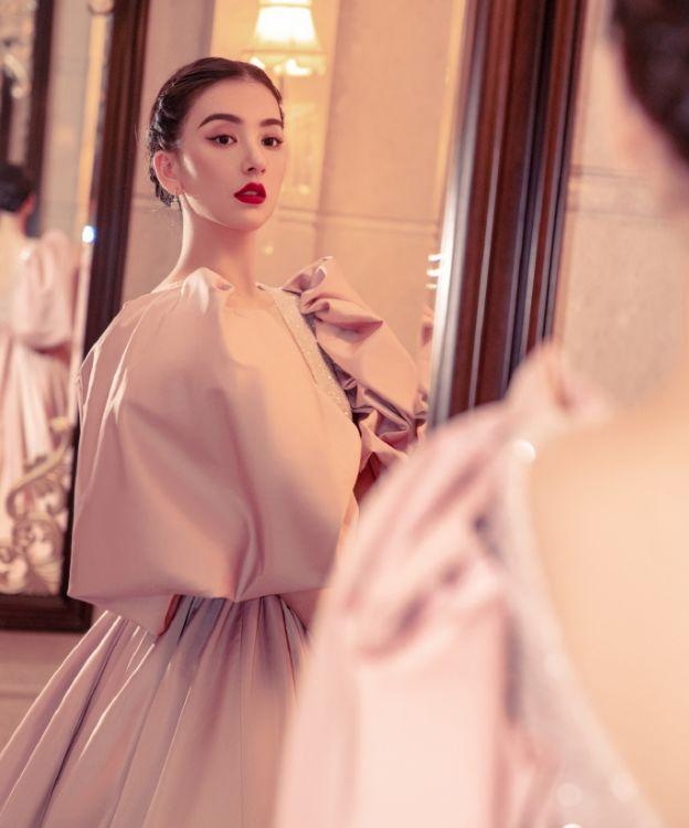 方媛穿粉色宫廷风大裙摆礼服，红唇编发复古优