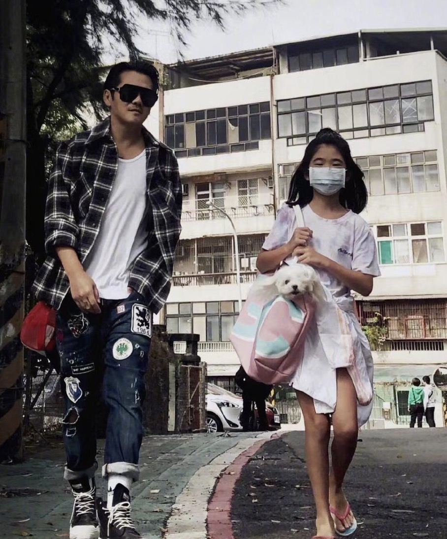 曹格为11岁女儿庆生，Grace姐姐眼神灵动，又瘦又美颜值逆袭