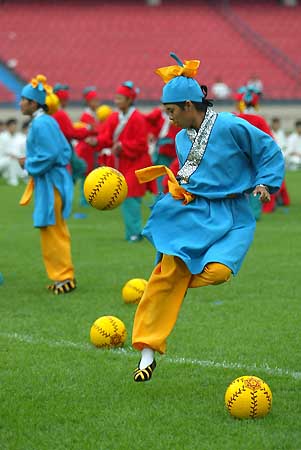 「中国足球史」漫谈中国古代最早的足球社团——齐云社