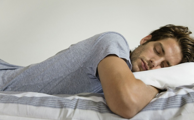寿命短的人，睡觉时，一般会有这4种表现，希望你一个都不占