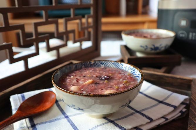 熬腊八粥有讲究，巧搭配营养高，教你做法，香浓黏稠，好喝又健康