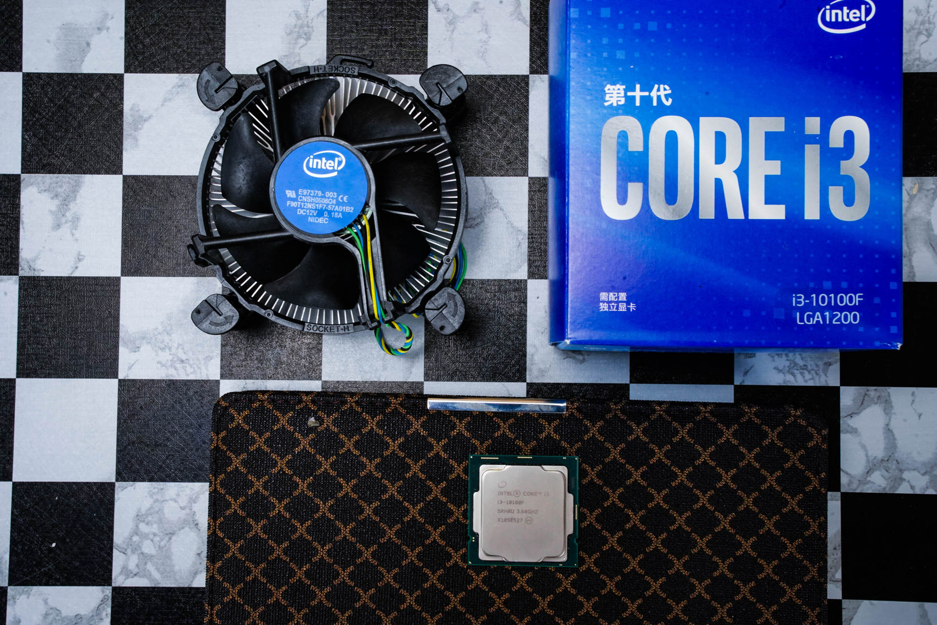 办公电脑也要高颜值，帮闺蜜组装电脑，我自己却爱了