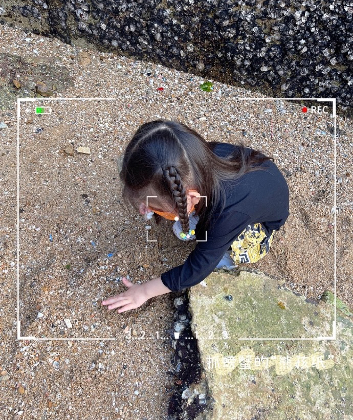 方媛曬一家四口出遊照，畫面歡樂又有愛，倆女兒穿姐妹裝超可愛