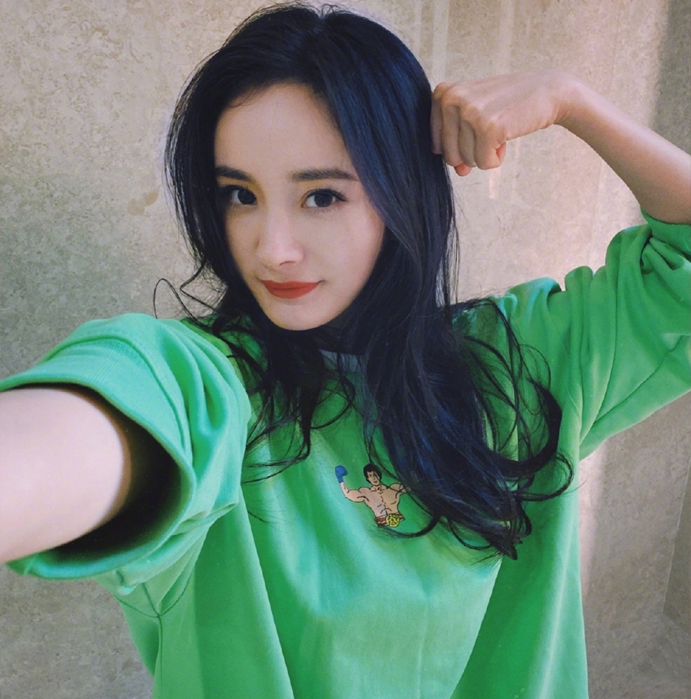 杨幂遭恶意代拍，角度刁钻被拍大腿根，剧组呼