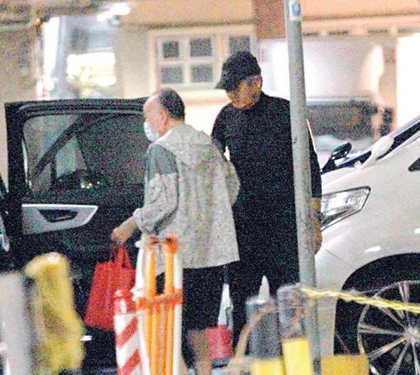 港媒曝周潤發在廖啟智出殯當天帶二人合照爬山，悼念至黃昏才回家