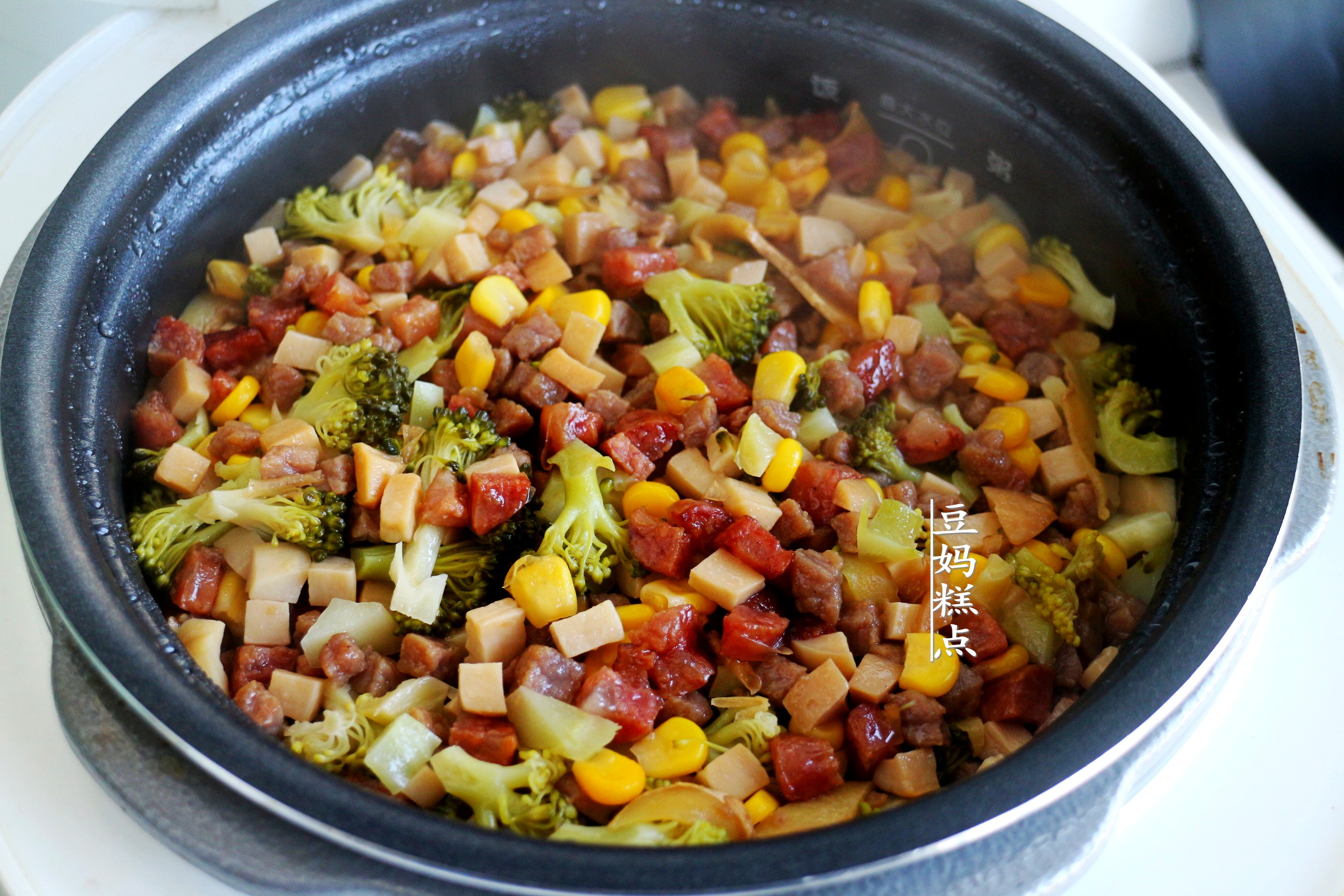 懶得做飯，就這樣燜一鍋好了，有菜有飯適合全家老小