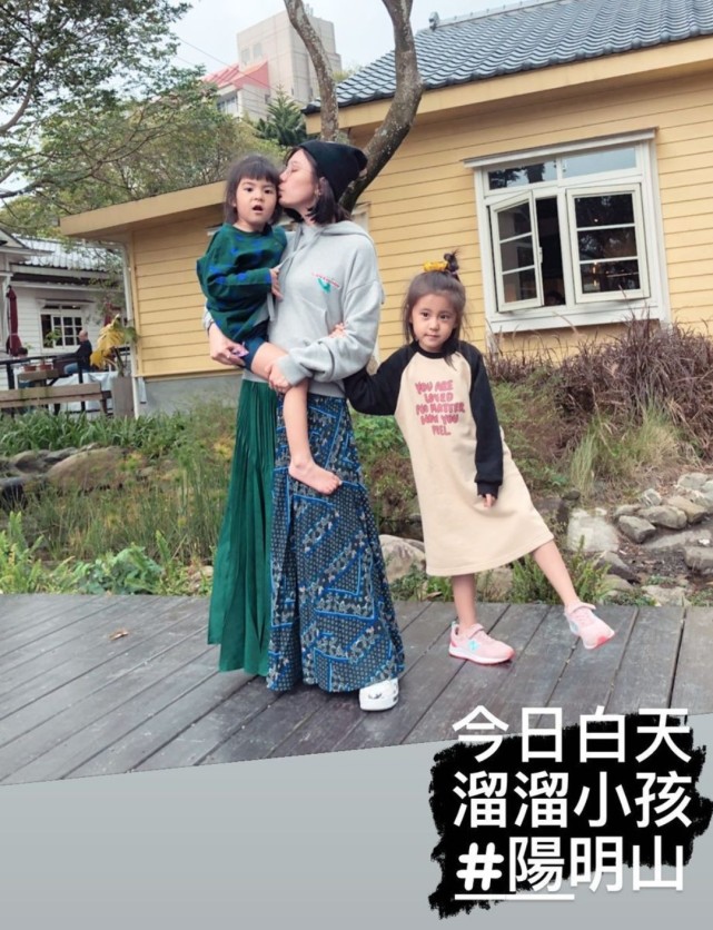 賈靜雯帶娃外出過週末，波妞熊抱羊駝超大膽，門牙脫落笑容很喜感