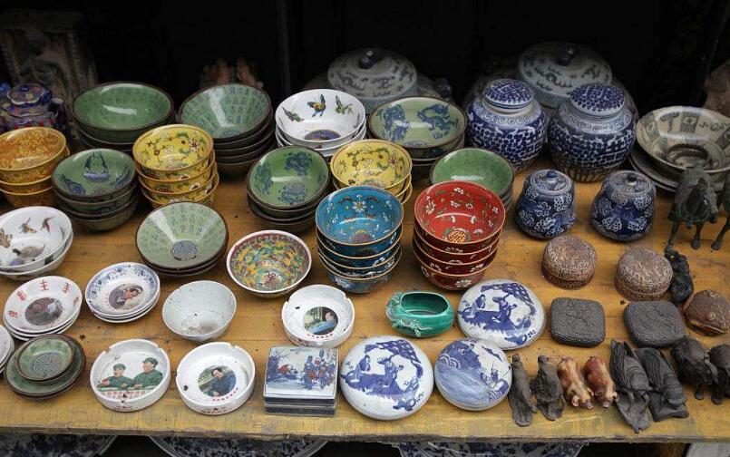 为什么男子带一“破碗”鉴宝，观众嘲笑，专家倒入水后却不笑了？