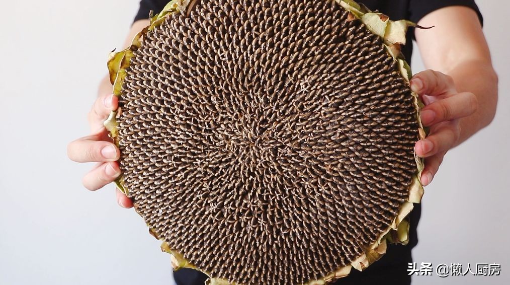 想吃焦糖瓜子不用买，自己在家就能做，一煮二晒三烤制3步搞定