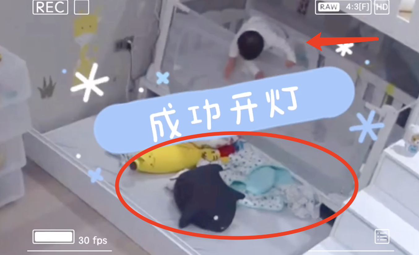 安以轩2岁儿子再“越狱”，翻出床围还将门反锁，沉着应对超淡定