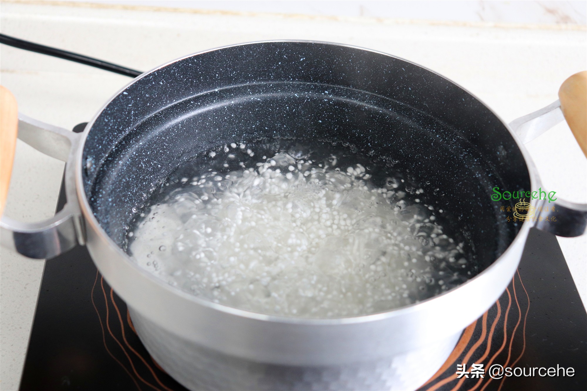 西米露只需5分鐘，晶瑩剔透，搭配芒果椰漿，香甜冰爽，很好吃