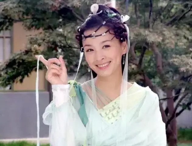 51岁张庭脱鞋晒破洞，自称节俭，网友不买账：你上衣4000多