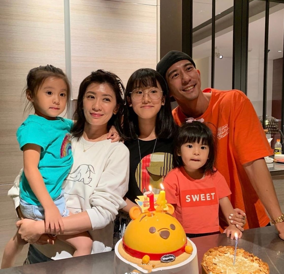 賈靜雯一家回娘家，梧桐妹C位咘咘太像外婆，弟弟一家五口罕露面