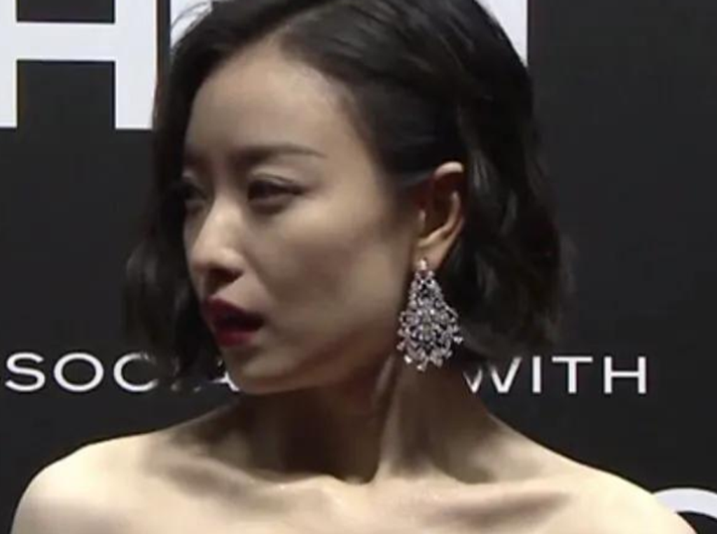 当女星活动现场冻的发抖的时候，宁静早已披上