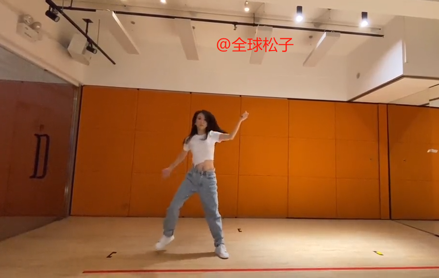 “天王嫂”方媛跳舞登上热搜榜首，舞步尴尬和baby有得一拼