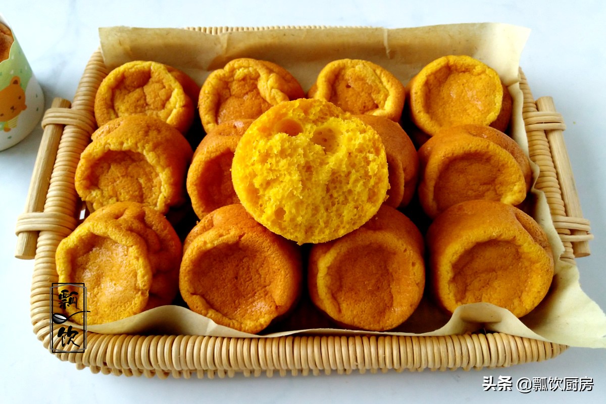 九月南瓜香，做成可口小蛋糕，营养又美味，孩子用手拿着吃超棒